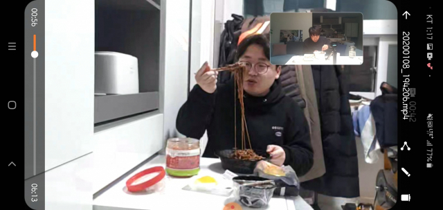 <부산일보> 서울본부 정치팀 이은철 기자. 여유롭게 배달앱으로 6000원 간짜장 시키기에 성공했다. 배달료도 없었다. 영상통화하며 맛없게 한 젓가락 뜬 모습.