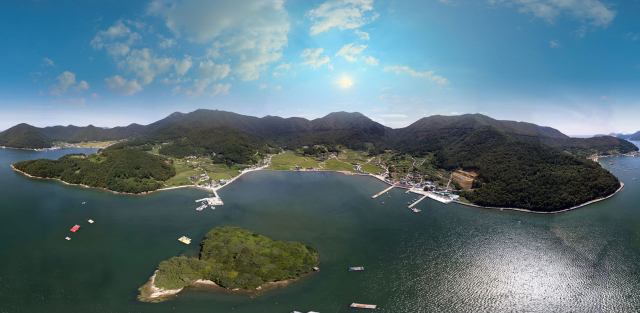 경남권 최대 규모 복합관광단지가 들어설 거제시 남부면 탑포리와 동부면 율포리 일원. 육지와 바다를 합친 총 369만 3875㎡(111만여 평) 규모로 축구장 450개를 합친 크기다. 거제시 제공