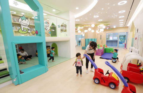 부산지역 영유아·초등 자녀 부모들은 아이 키우기 좋은 부산을 위해 아이를 잠깐 맡길 수 있는 시설이 가장 필요하다고 꼽았다. 부산 연제구의 상생형 공동직장 어린이집. 부산일보DB