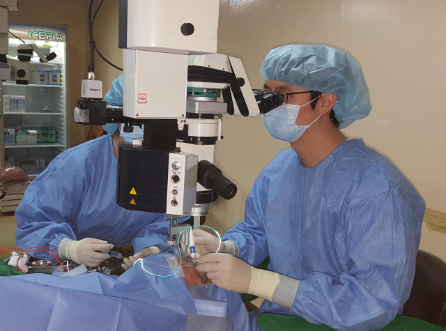 김중엽 이안과의원 원장이 인공수정체 탈구 환자를 수술하고 있다. 이안과의원 제공