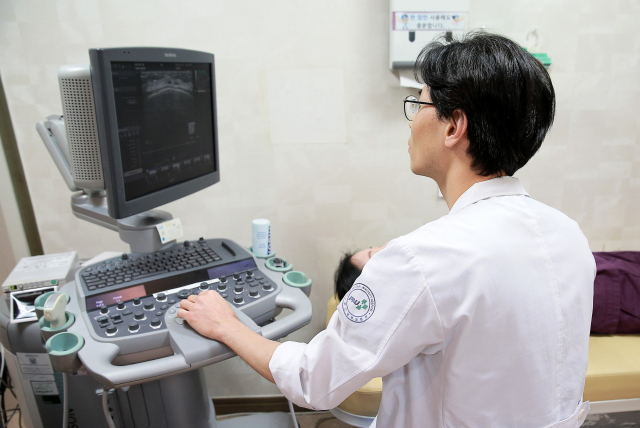 부산대병원 유방외과 이석원 교수가 외래 환자를 대상으로 유방 초음파 검사를 하고 있다. 부산대병원 제공