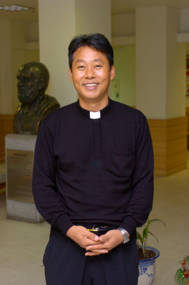 고(故) 이태석 신부 선종 10주기 추모행사가 14일 인제대에서 열린다. 이태석 신부 생전 모습. 인제대 제공