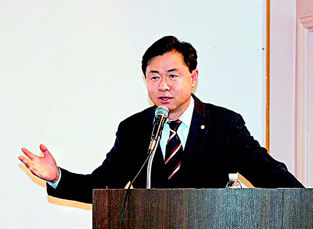 14일 인본사회연구소 신년 특강을 하는 김영춘 의원. 이재찬 기자 chan@