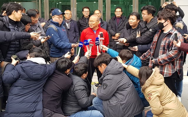 지난해 12월 17일 오전 기자회견을 자청한 박항서 베트남 축구 국가대표팀 감독이 기자들의 질문에 답하고 있다. 부산일보DB