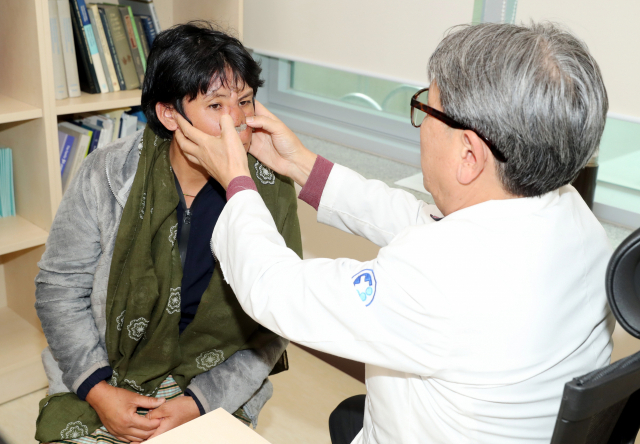 타시 데마 씨가 16일 동아대병원 성형외과 임광열 교수에게 진료 받고 있는 모습. 강원태 기자 wkang@