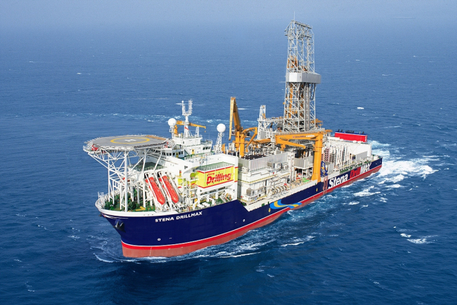 삼성중공업이 건조한 드릴십. 드릴십은 깊은 수심의 해역에서 원유와 가스 시추 작업을 수행하는 선박 형태의 해양플랜트 설비다. 1기당 6000억 원을 호가하는 고가 설비지만, 선주사의 인도 거부로 골칫덩이가 됐다. 부산일보DB