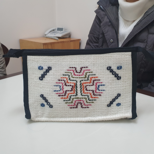 타시 데마 씨가 16일 조마리아 셰프에게 감사의 뜻으로 선물한 가방. 직접 짠 가방 안에는 마른 꽃잎들이 채워져 있었다고 한다. 이승훈 기자 lee88@