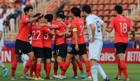 한국 남자축구 23세 이하(U-23) 대표팀 선수들이 15일 태국 랑싯의 탐마삿 스타디움에서 열린 2020 도쿄올림픽 최종예선 겸 아시아축구연맹(AFC) U-23 챔피언십 우즈베키스탄과의 조별리그 최종전에서 선취골을 넣은 뒤 환호하고 있다. 연합뉴스