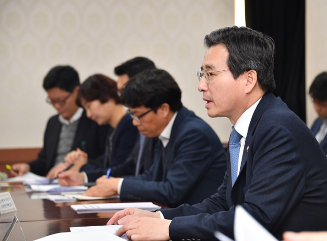 김용범 기획재정부 차관이 17일 서울 광화문 정부서울청사에서 ‘1인가구 T/F 킥오프 회의’를 주재하면서 모두 발언을 하고 있다. 기재부 제공