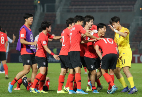 19일 오후(현지시간) 태국 랑싯 탐마삿 스타디움에서 열린 2020 아시아축구연맹(AFC) U-23 챔피언십 한국과 요르단의 8강전에서 후반 추가시간 이동경의 극적인 결승골로 4강 진출에 성공한 한국 선수들이 경기 뒤 자축하고 있다. 연합뉴스