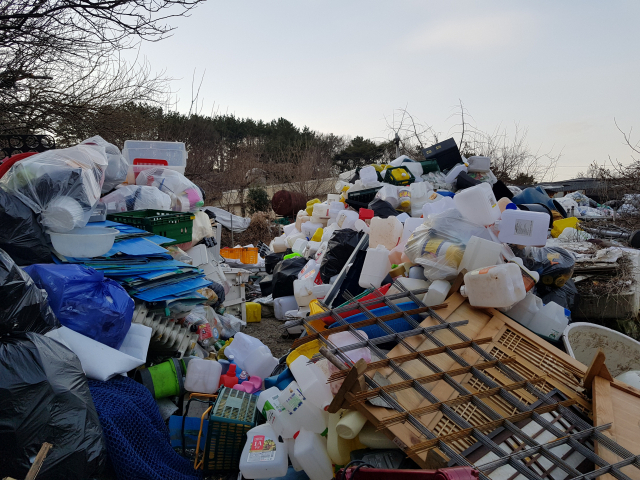 금정구 노포동 금정산 외곽 산자락 일대 그린벨트 지역에 한 고물상이 내다 버린 폐기물이 수개월째 쌓여 있다.