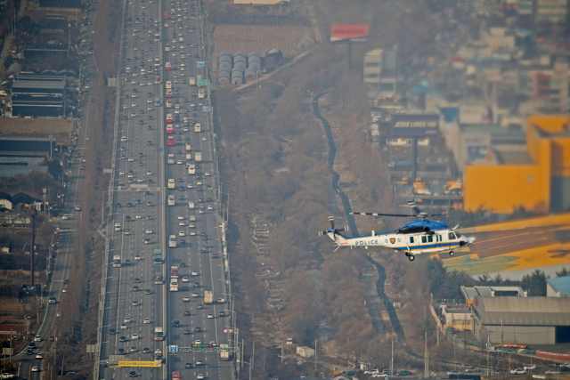 설 연휴를 하루 앞둔 23일 오후 경찰청 헬기에서 본 용인시 기흥구 인근 경부고속도로 하행선이 귀성길에 오른 차량으로 인해 정체 현상을 보이고 있다. 연합뉴스