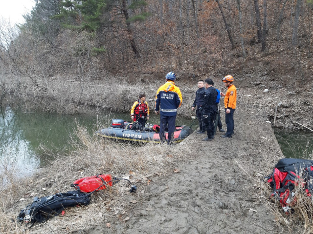 울산에서 설인 25일 성묘객을 태운 선박이 저수지에서 침몰해 119구조대가 구조 작업에 나서고 있다. 울산소방본부 제공