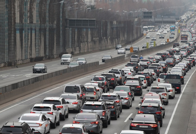 설날인 25일 오후 서울 잠원IC 일대에서 바라본 경부고속도로 하행선(부산방향)에 차량들이 줄지어 서있다. 도로공사는 이날 전국의 교통량이 604만대로, 연휴 기간 나흘 중 가장 많을 것으로 전망했다. 연합뉴스