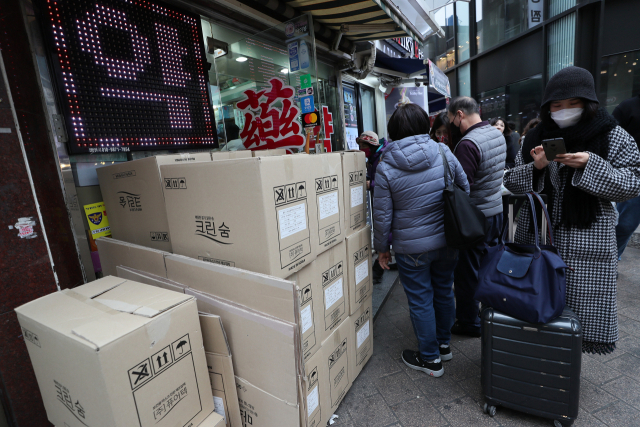 국내에서 신종 코로나바이러스 감염증인 '우한 폐렴' 네번째 확진환자가 발생한 가운데 27일 오후 서울 중구 명동 한 약국에서 외국인 관광객들이 마스크를 사기 위해 줄을 서고 있다. 연합뉴스