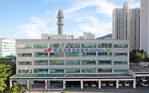 부산 동구 건물 2층 외벽에서 떨어진 벽돌에 80대 여성 다쳐