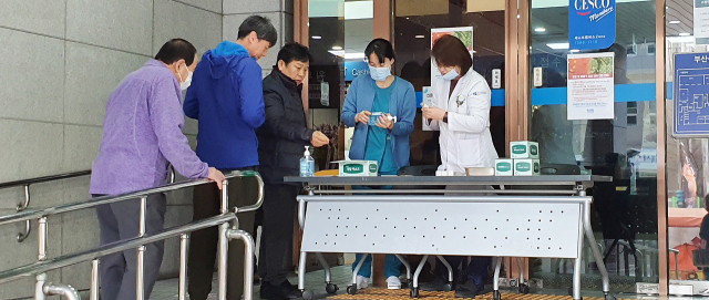 부산의 한 병원 입구에서 의료진이 신종 코로나바이러스 감염증에 대한 선제 대응조치로 모든 방문객을 대상으로 발열 체크와 손 소독을 하고 있다. 부산센텀병원 제공