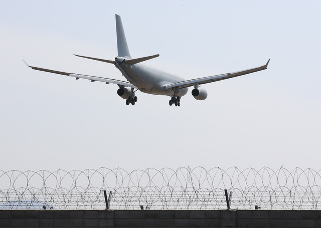 비행기가 부산 김해국제공항 활주로에 착륙하고 있다. 부산일보DB