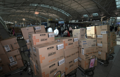 신종 코로나바이러스 감염증인 '우한 폐렴' 확산이 우려되는 가운데 지난 29일 인천국제공항 출국장에 충남 천안시가 우호협력도시인 중국 웨이하이(威海)시 문등구로 보내는 마스크와 방호복 상자가 쌓여 있다. 연합뉴스