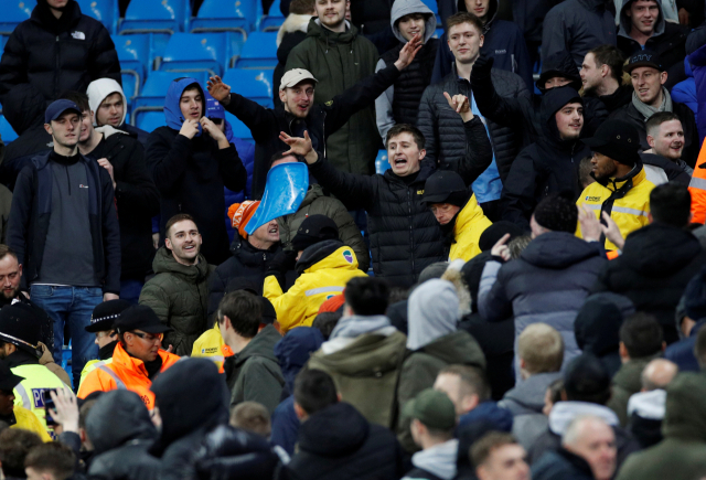 비행기를 떠올리게 하는 제스처로 '뮌헨 참사' 연상시키는 맨시티 팬들. 로이터연합뉴스.
