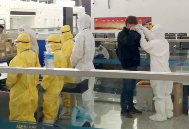 비행기 탑승 전 검역 받는 우한 교민 (서울=연합뉴스) 중국 우한 교민이 31일 오전(현지시간) 우한 텐허 국제공항에서 한국으로 향하는 전세기에 탑승하기 전 한국과 중국 측 관계자들에게 검역을 받고 있다. 2020.1.31 [독자 촬영 제공. 재판매 및 DB 금지] photo@yna.co.kr (끝)