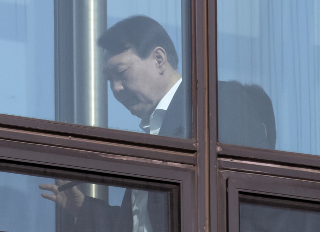 윤석열 검찰총장이 23일 서울 서초구 대검찰청에서 구내식당으로 향하고 있다. 연합뉴스