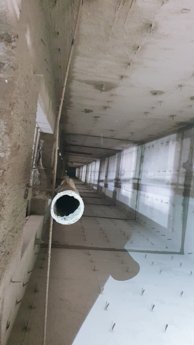 A 씨가 추락한 엘리베이터 통로 모습. 부산경찰청 제공