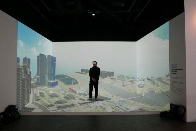 디지털 트윈 기술을 활용한 경관심의가 진행된 에코델타시티 전망대 내 ‘VR 케이브’. VR 안경을 쓰면 디지털 3D 건축물을 체험할 수 있다. K-water 제공