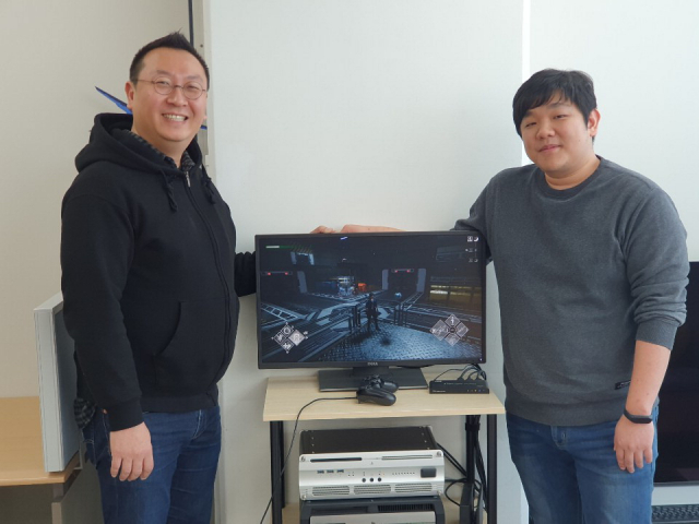 넥스트스테이지 강현우(오른쪽) 대표와 비주얼다트 이재윤 대표가 부산 해운대구 넥스트 스테이지 본사에서 게임 울트라 에이지를 소개하고 있다.