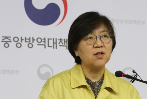 정은경 중앙방역대책본부장(질병관리본부장)이 3일 오후 세종시 정부세종청사에서 신종 코로나바이러스 감염증 발생현황 및 확진환자 중간조사 결과 등 정례브리핑을 하고 있다. 연합뉴스