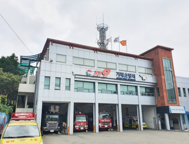 거제시 옥포동 고갯마루에 자리 잡은 거제소방서. 1990년 지어진 노후 청사로 인력과 장비가 늘어나면서 한계에 닿았다. 부산일보DB