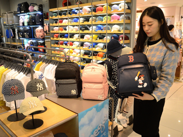 졸업·입학시즌을 맞아 유통업체들이 신규 상품을 선보이고 할인을 진행한다. 롯데백화점 부산본점 MLB 아동매장에서 선보이는 모노그램 시리즈와 디즈니 가방. 롯데백화점 제공