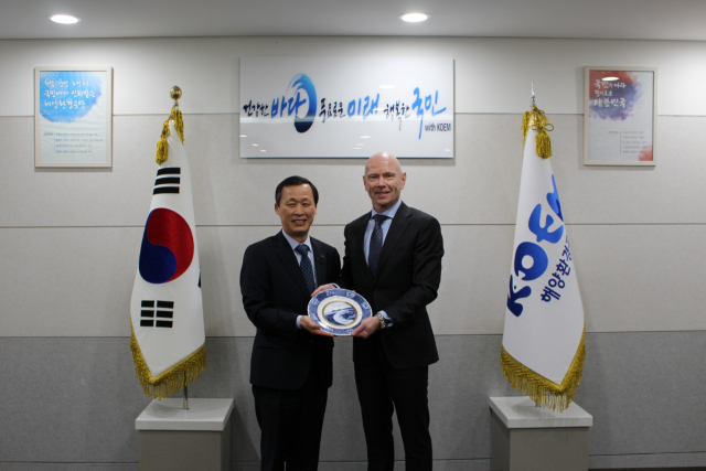 해양환경공단 박승기 이사장(왼쪽)과 프로데 술베르그(Frode Sulberg) 주한 노르웨이 대사가 기념사진을 찍고 있다. 해양환경공단 제공