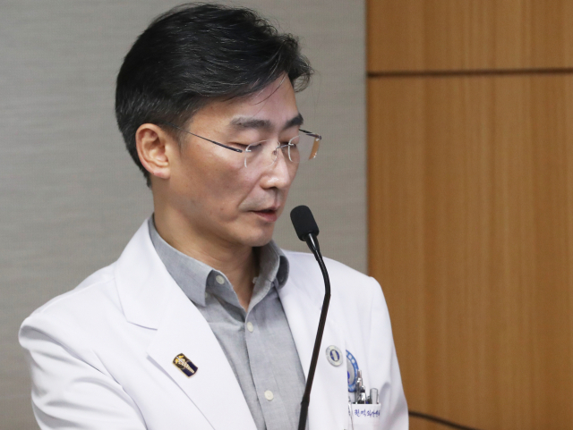 아주대병원과의 갈등 끝에 경기남부권역 외상센터장 자리에서 물러난 이국종 교수가 5일 오전 경기도 수원시 아주대병원 경기남부권역 외상센터에서 취재진에게 관련 내용 등을 설명하며 지친 표정을 짓고 있다. 연합뉴스.