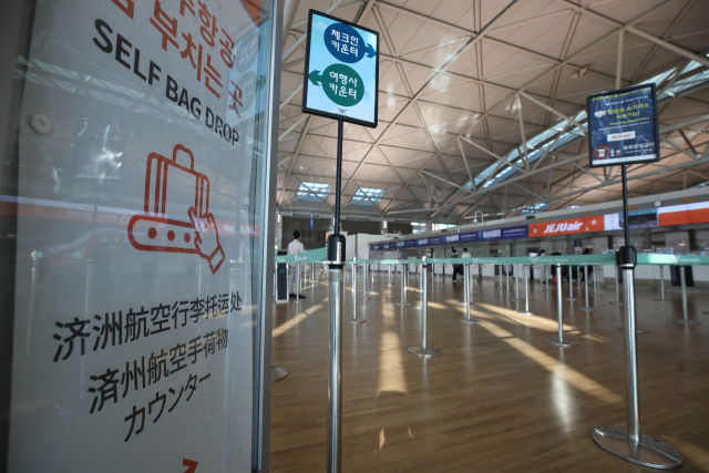 5일 인천국제공항 1터미널 저비용항공사(LCC) 탑승수속 카운터가 한산한 모습을 보이고 있다. 항공업계에 따르면 지난달 초 기준으로 중국 본토 노선을 운영하고 있던 국내 항공사 8곳의 중국 노선 운항 중단·감편 현황을 취합한 결과 신종코로나 확산 우려로 이날 현재 모두 55개 노선의 운항이 잠정 중단됐다. 연합뉴스