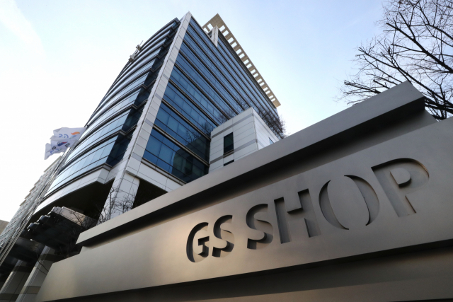 직원 가운데 한 명이 신종코로나바이러스 감염증 확진 판정을 받은 GS 홈쇼핑이 생방송을 중단하고 직장 폐쇄조치에 들어간다고 6일 밝혔다. 연합뉴스