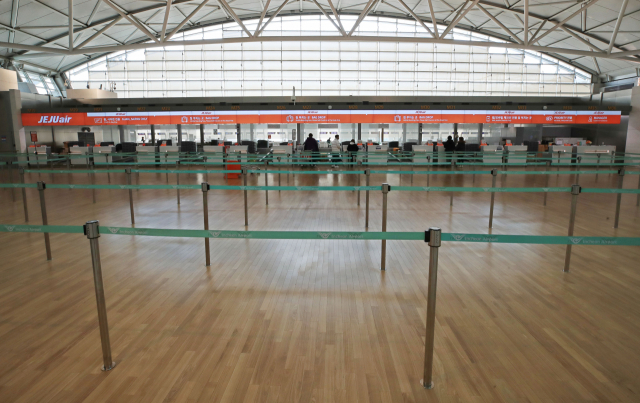 신종 코로나바이러스 감염증 확산으로 한국과 중국을 오가는 국적 항공사 노선 절반이 문을 닫은 가운데 홍콩과 마카오로도 운항 중단이 확대되고 있다. 5일 항공업계에 따르면 제주항공은 7일부터 인천∼마카오 노선의 운항을 잠정 중단하기로 했다. 또 제주∼홍콩 노선도 이달 19일부터 운항을 접는다. 다른 LCC도 운항 중단 노선을 중국 본토 밖 중화권으로 확대하는 분위기다. 사진은 6일 오후 인천국제공항 1터미널 저비용항공사(LCC) 탑승수속 카운터. 연합뉴스