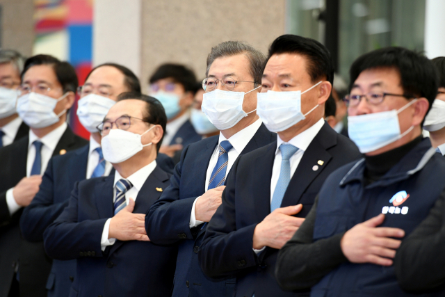 6일 부산시청에서 열린 ‘부산형 일자리 상생 협약식’에서 문재인 대통령과 참석자들이 마스크를 착용하고 국기에 대한 경례를 하고 있다. 이날 협약식에는 문 대통령과 각 부처 장관, 오거돈 시장, 정당 대표, 지역 국회의원, 지역 노사민정 대표, (주)코렌스 EM과 협력업체 노사 대표, 시민 등 300여 명이 참석했다. 정종회 기자 jjh@