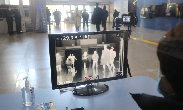 6일 부산시청 출입구에 신종 코로나바이러스 감염증 차단을 위해 열화상 카메라가 설치돼 출입자들의 발열 여부를 실시간으로 확인하고 있다. 강선배 기자 ksun@