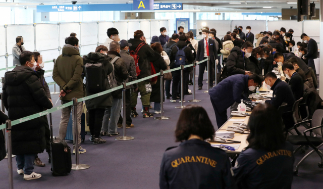 중국발 여객기를 타고 도착한 승객들의 입국 모습. 연합뉴스
