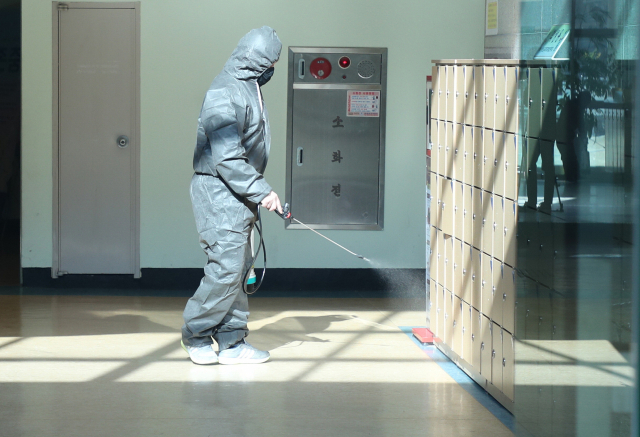 신종 코로나바이러스 감염증 국내 17번째 확진자의 밀접 접촉자 자녀가 다니는 부산 연제구의 한 초등학교에 휴교령이 내려졌다. 6일 오전 방역업체 직원들이 학교 건물 내부를 소독하고 있다. 강선배 기자 ksun@