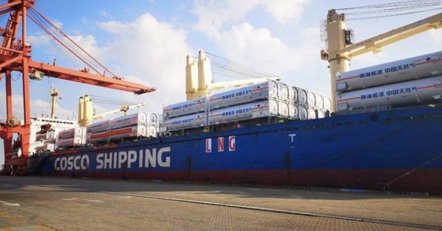 중국 현지 LNG ISO 탱크컨테이너 시범사업 모습. 선박에 실린 원통형 화물이 LNG ISO 탱크컨테이너다. 통영시 제공