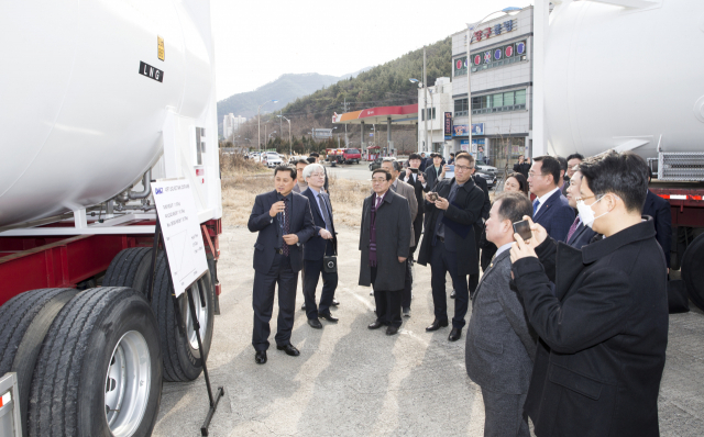 7일 안정산단 내 성동조선해양 기술연구센터에서 ‘소규모 LNG 허브 구축사업 추진을 위한 양해각서’를 체결한 통영시와 기업체 관계자들이 행사장에 전시된 LNG ISO 탱커컨테이너 실물을 둘러보고 있다. 통영시 제공