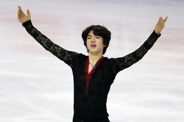 7일 오후 서울 양천구 목동아이스링크에서 열린 국제빙상경기연맹(ISU) 4대륙피겨선수권대회(4대륙대회) 남자 싱글 쇼트프로그램에 출전한 차준환이 연기를 펼친 뒤 관중의 환호에 답하고 있다. 연합뉴스