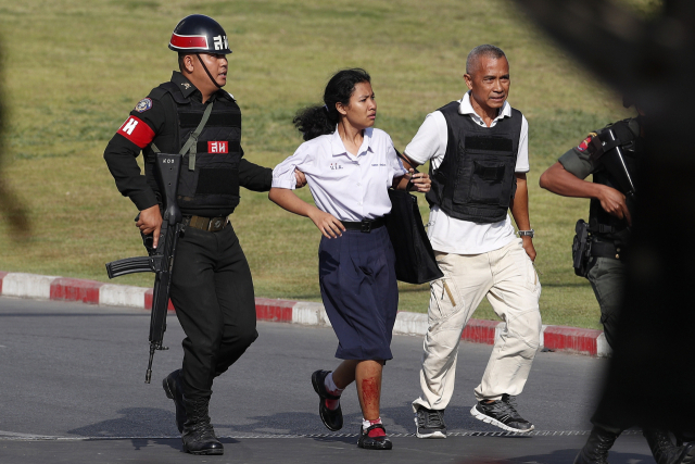 태국 총기난사 쇼핑몰에서 시민 구하는 군인들. EPA연합뉴스.