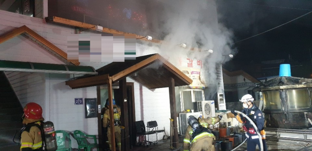 경남 진주시내 건물 화재 현장. 경남소방본부 제공