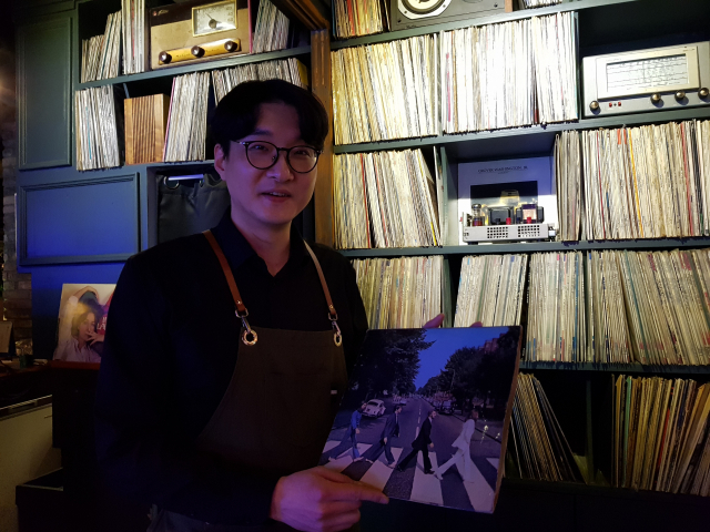 뮤즈온 김지행 대표. 김 대표는 “LP판으로 듣는 음악의 음색이 따뜻해 감성을 잘 터치해준다”고 한다.