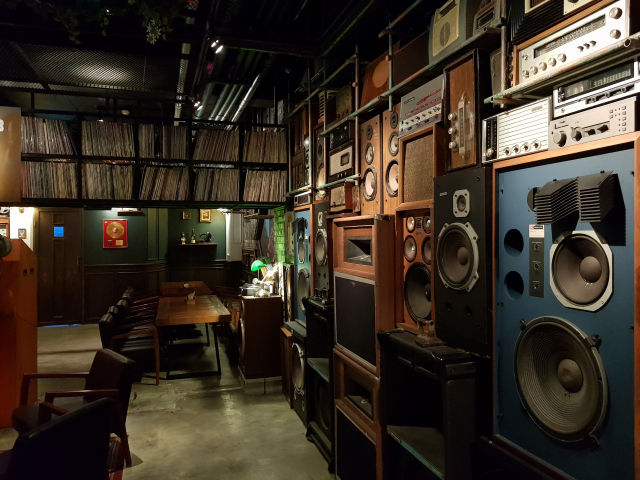 수많은 LP레코드와 오래된 스피커로 장식된 뮤즈온 내부.