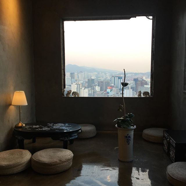 부산항 북항을 한눈에 바라볼 수 있는 카페 ‘산복도로370’ 내부 모습. 이 카페의 또 다른 매력은 LP로 재생되는 음악이다.