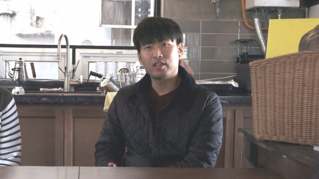 산복도로370의 김진간 대표. 김 대표는 “LP음반을 즐겨 들으면 타이틀 곡 외에도 보석같은 곡을 발견할 수 있다”고 한다.